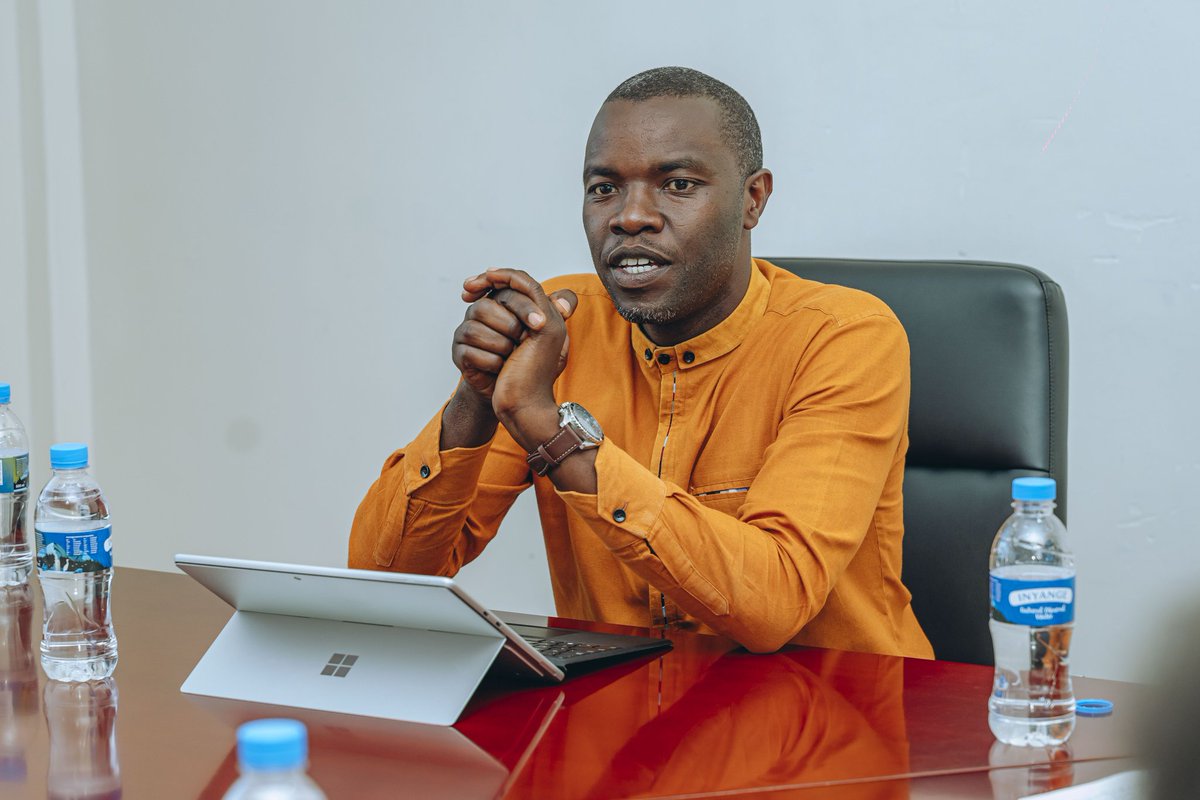 Nyamagabe's tweet image. Umuyobozi w'Akarere, @Niyomwungeri_H yakiririye itsinda ryaturutse mu Mushinga #BRAC riyobowe n'Umuyobozi wawo ku rwego rw'Igihugu, Bwana MUHIRE Jean Claude hamwe n'itsinda ryaturutse muri @MastercardFdn. 1/3