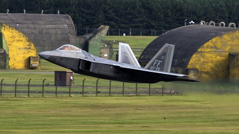 There are x12 F-22s🇺🇸 now at RAF Lakenheath🇬🇧 all arriving in the dark. Many waiting to see when they depart, this one leaving Lakenheath in the past #f22 [USAF Pic]