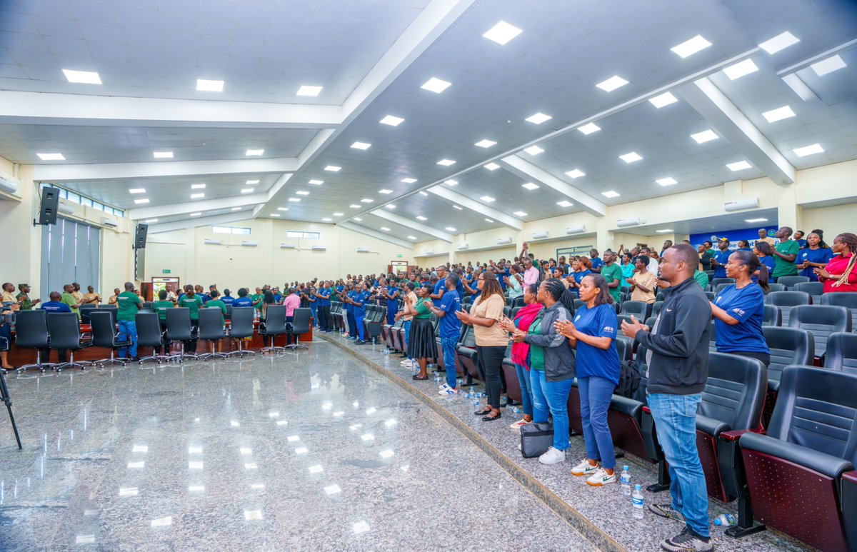Today, the RDF Chief of Civil-Military Cooperation (Chief J9), Col Désiré Migambi Mungamba, met local leaders and staff of Gasabo District where they discussed Rwanda’s culture of heroism.

During the meeting, he reflected on the history of Rwandan heroism both before and after