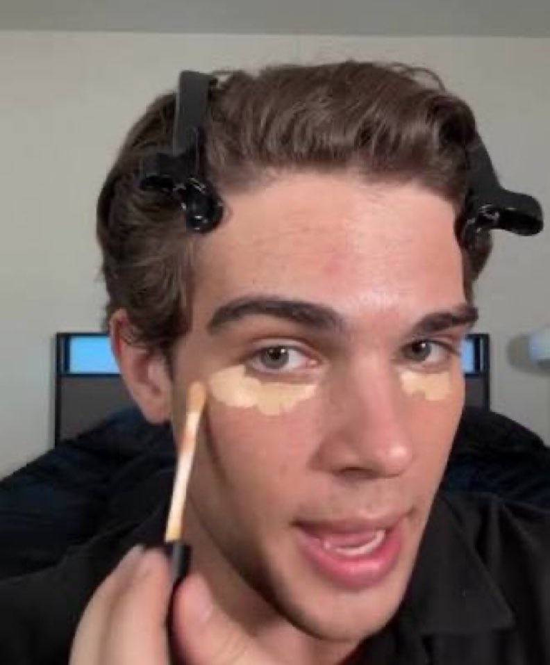 Nimbopill's tweet image. Niggas who change their boxers everyday be like