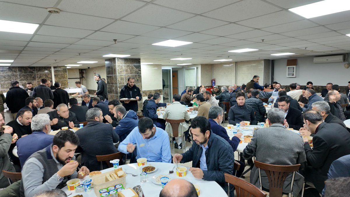 Bugün, İstanbul il teşkilatımız ve ilçe başkanlarımızla bir araya geldik. İftardan önce Ramazan'a, davamıza ve sorumluluklarımıza dair hasbihal ettik.

Bu manevi atmosferin, rahmet ikliminin feyiz ve bereketi ile davamızı hep beraber ileriye taşımaya gayret edeceğiz inşallah.