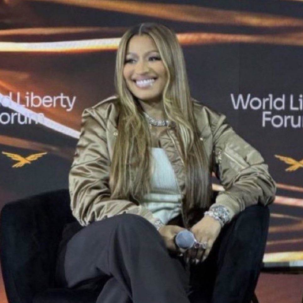 onikamagazinee's tweet image. 👑| Crypto news outlet Coindesk reveals the crowds reaction the moment @NICKIMINAJ stepped onto the World Liberty Forum stage:

— “Nicki Minaj closed out the event as the final panelist, but the first that caused half the room to take out their phones to snap a picture.”