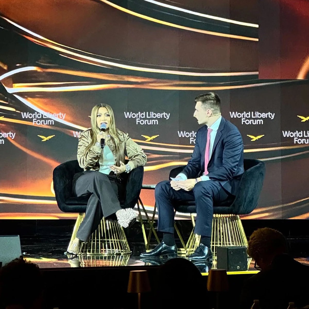 onikamagazinee's tweet image. 👑| Crypto news outlet Coindesk reveals the crowds reaction the moment @NICKIMINAJ stepped onto the World Liberty Forum stage:

— “Nicki Minaj closed out the event as the final panelist, but the first that caused half the room to take out their phones to snap a picture.”