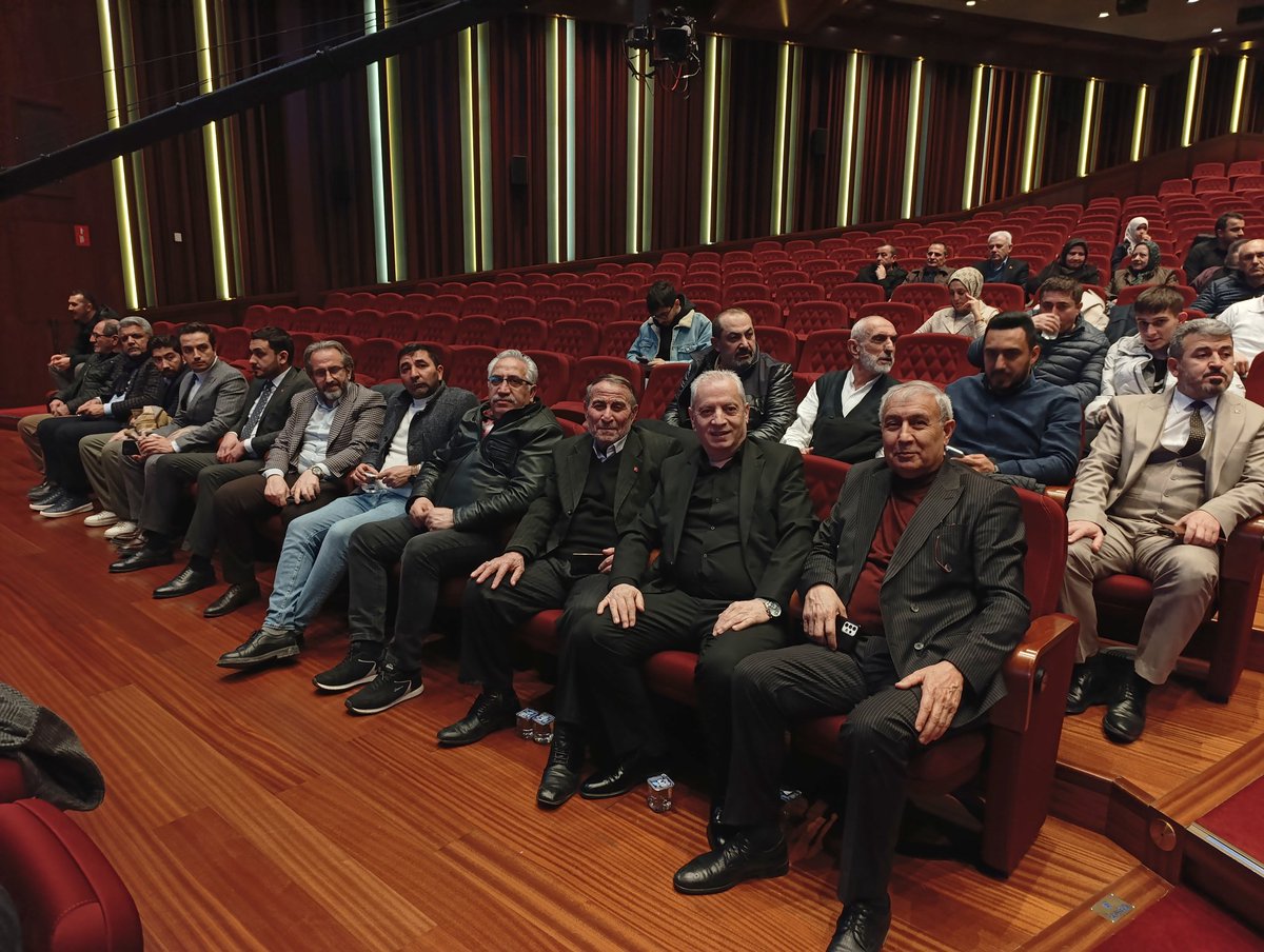 Milletin evinde, Külliye’nin manevi atmosferinde gönüllerimizi dinlendirdik.
​İlçe Başkanımız <a href="/engindalbast/">Osman Engin Dalbastı</a>, Kadın Kolları Başkanımız <a href="/IlknurHizal/">İlknur HIZAL</a> ve kıymetli teşkilat mensuplarımızla birlikte; Mehmet Kemiksiz ve Enderûn Hâfızlar Topluluğu’nun muazzam konserine konuk olduk.