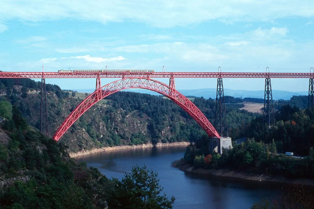 Doudou_TrainDoc's tweet photo. Incontournable et mythique Viaduc du Garabit 🌉🚂
Souvenirs plus jeune quand je regardais des photos de "l’Aubrac" Paris Béziers dessus et maintenant je le vois enfin en vrai…
Mais vide, et sans Danseuse (BB8500) avec des Corails dessus 🥲. (2eme 📸 : F.Giuliano-1995) https://t.co/W4Bh6Ep3dA
