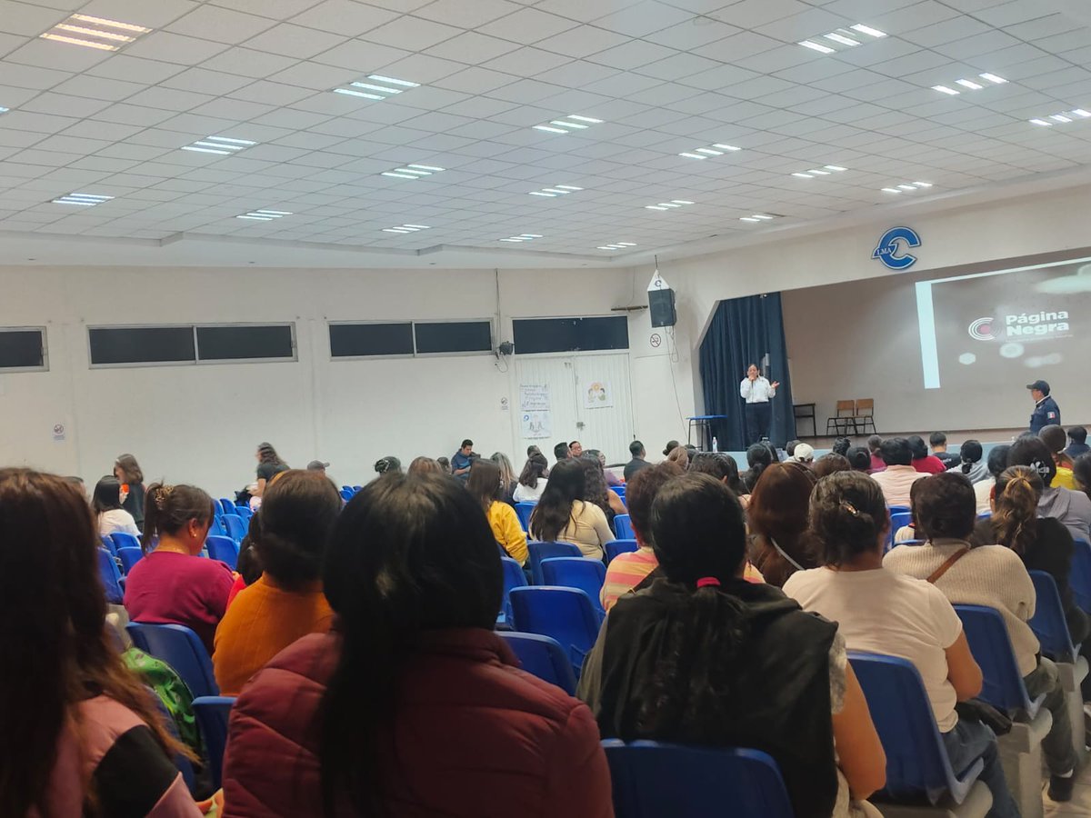 SSC_Cholula's tweet photo. 👮🏻‍♀️En San Pedro Cholula sabemos que madres y padres de familia son pieza clave para fomentar el respeto, por eso, Educación Vial de la @SSC_Cholula llevó pláticas al Centro Escolar #CELMA.

🚸Hablamos de la importancia de respetar la pirámide de movilidad para prevenir accidentes. https://t.co/ZIAZpnVIiZ