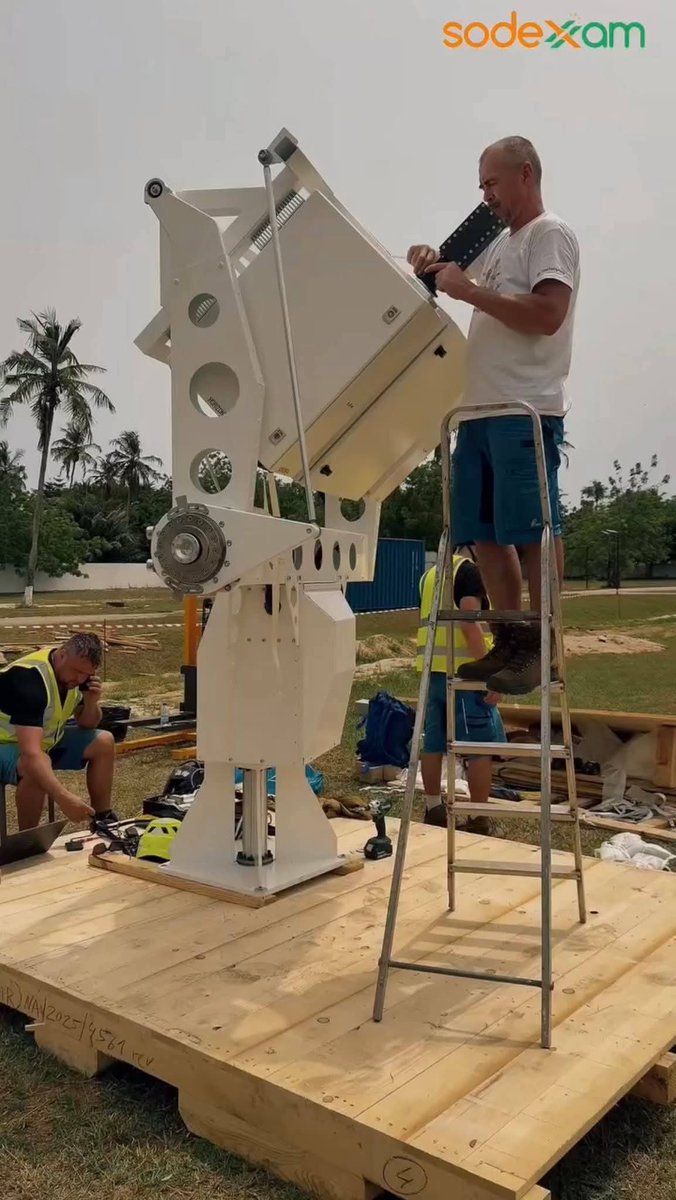 Ivoirowsky's tweet photo. 🇨🇮 #Météo ⛈️
La #Sodexam s'est dotée d'un radar météorologique de dernière génération.
Cet équipement innovant permettra de détecter et de suivre en temps réel les phénomènes atmosphériques (pluies, orages et vents…) dans plus de 5000 localités en Côte d’Ivoire.
L’acquisition de ce radar offre à la SODEXAM de franchir une étape cruciale dans la surveillance météorologique et le renforcement de la sécurité des populations.