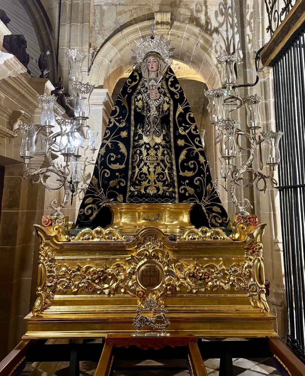 Maravillosa la Soledad de Arcos ataviada para presidir el Vía Crucis de la localidad. Luce manto de la virgen del Valle Coronada de Jerez