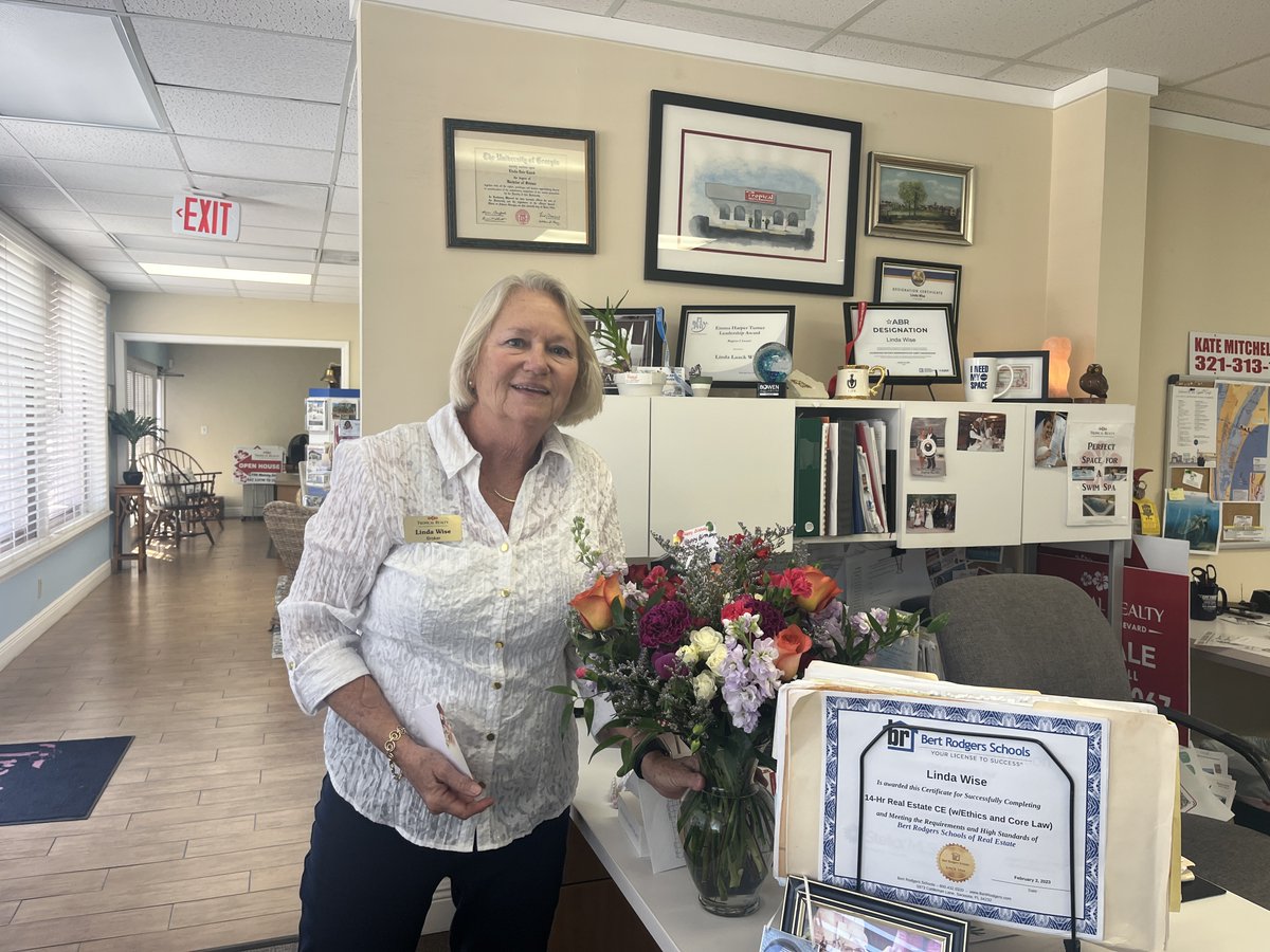 📢Happy Birthday to the one who keeps Tropical Realty Thriving! 

Thank you for leading us, motivating us, and always pushing us to be our best! Were lucky to work under someone who truly cares about the team and clients we serve. 

Happy Birthday Linda Wise! 🌴💮🎊