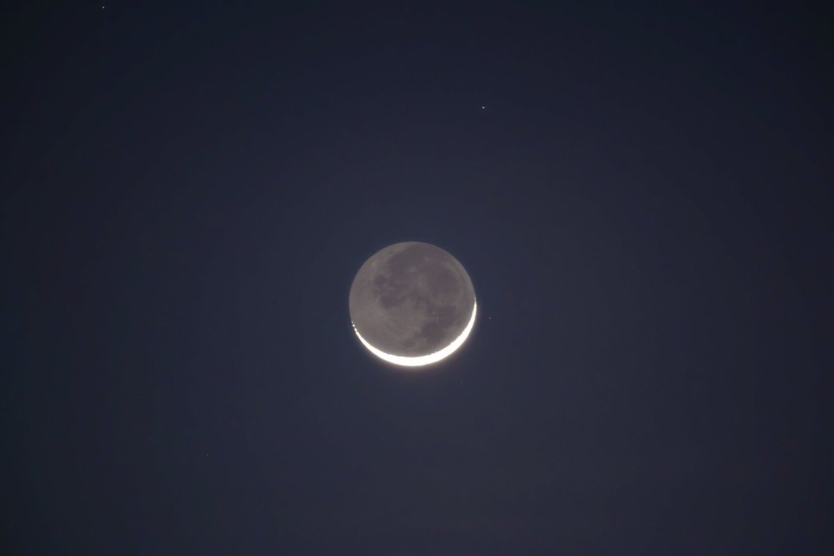 “Gökte ince bir çizgi…
Hakikatin ilk harfi gibi.
Hilal doğdu; karanlık inkâr değil artık, tefekkür oldu.
Ey kalbimin Rabbi,
Beni görünenden kurtar, görünmeyene alıştır.
Açlıkla bedenimi, zikirle kalbimi terbiye et.
Bu ay, içimdeki putları kırdığım ay olsun.”
#Ramadan #oruc