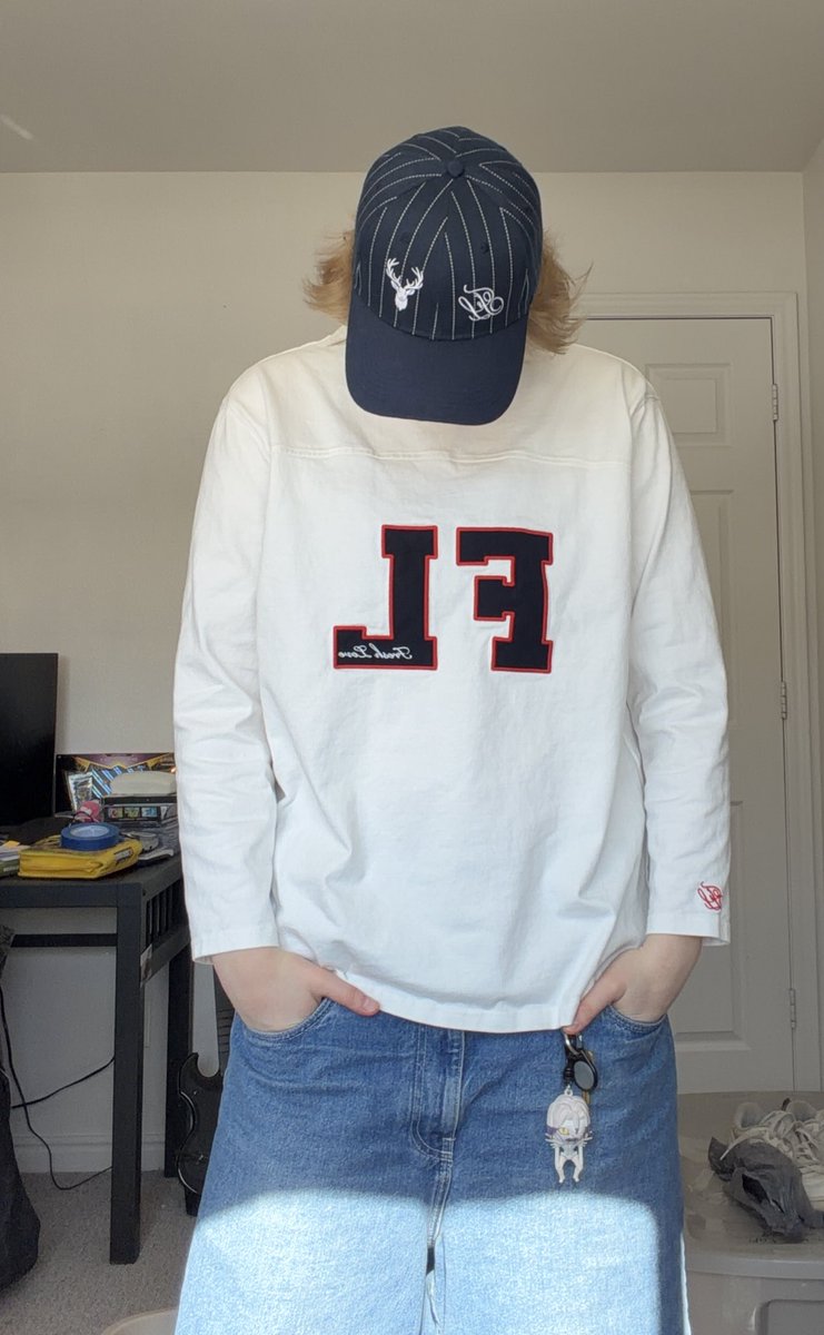chris4lesbians's tweet photo. you guys i bought the shirt and the quality is amazing dare i say worth it? https://t.co/2Kmh6iwrG6