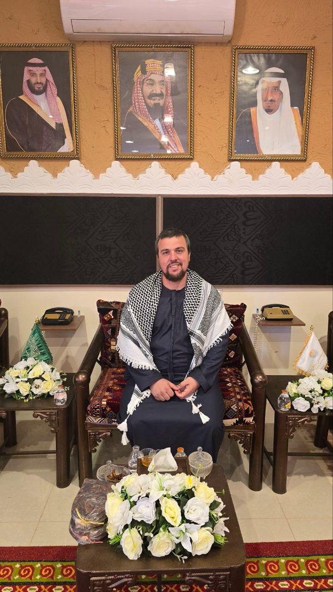 زيارات |

استقبل #متحف_الضويحي_التراثي_بالزلفي  السيد Abrahan Roman Morlans وعائلتة الكريمة من مملكة إسبانيا ؛خلال زيارتهم #الزلفي ؛ حيث اشتملت الزيارة على جولة في قاعات المتحف؛ ضيوف الأستاذ : محمد الرشيد .

          حللتم أهلاً ووطئتم سهلاً
