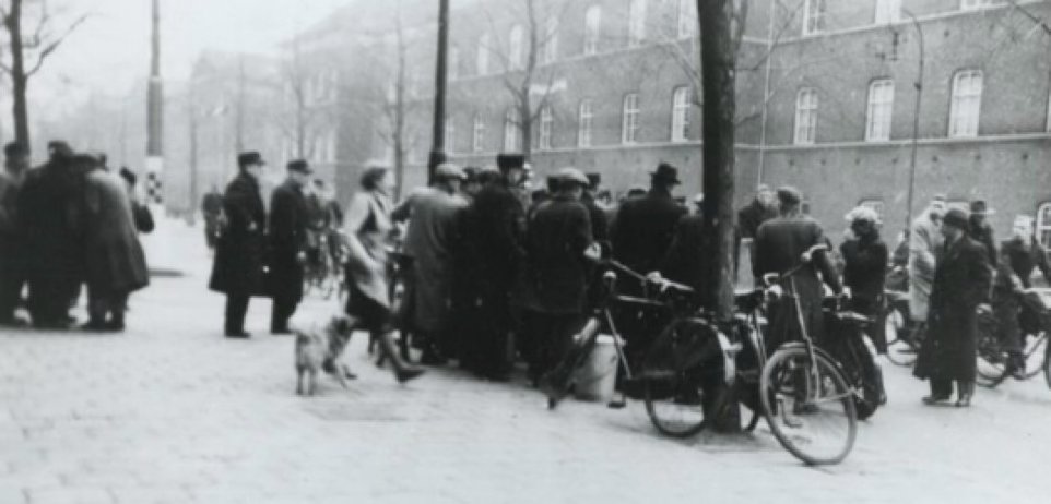 ANPIRomaPosti's tweet image. Decine di cittadini dei #PaesiBassi parteciparono, il #25febbraio 1941 ad #Amsterdam, ad un presidio di protesta contro le deportazioni degli ebrei dal loro paese. Fu l'unico esempio di un corteo in reazione alla persecuzione razziale durante la Seconda Guerra Mondiale.