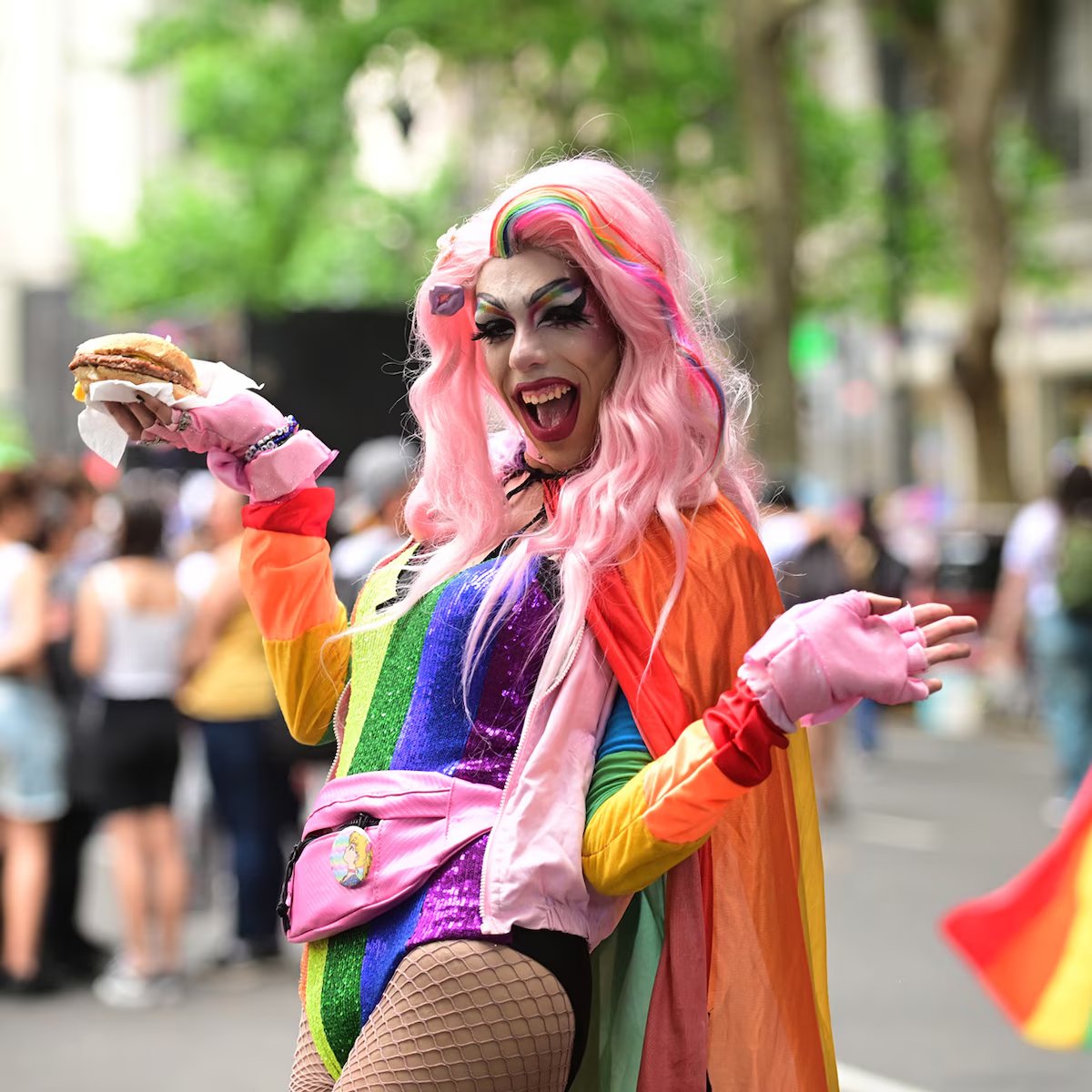 Yo creo que ver esto es mucho más creepy que la viejita con la cruz en la frente... 
pero lo más wtf es que tú preferirías normalizarlo.