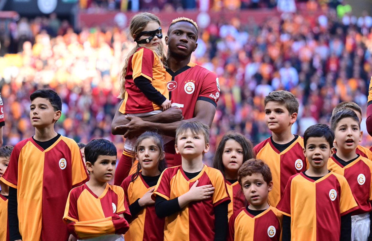 Değerli Galatasaraylılar,

Futbolcumuz Victor Osimhen’in duygu ve hüzün yüklü etkileyici röportajını sizler gibi ben de okudum.

Mükemmel bir yıldız futbolcu olmanın yanında aynı zamanda o harika bir karakter ve kalplere dokunan mükemmel bir insan.

Onu daha fazla onore etmemiz