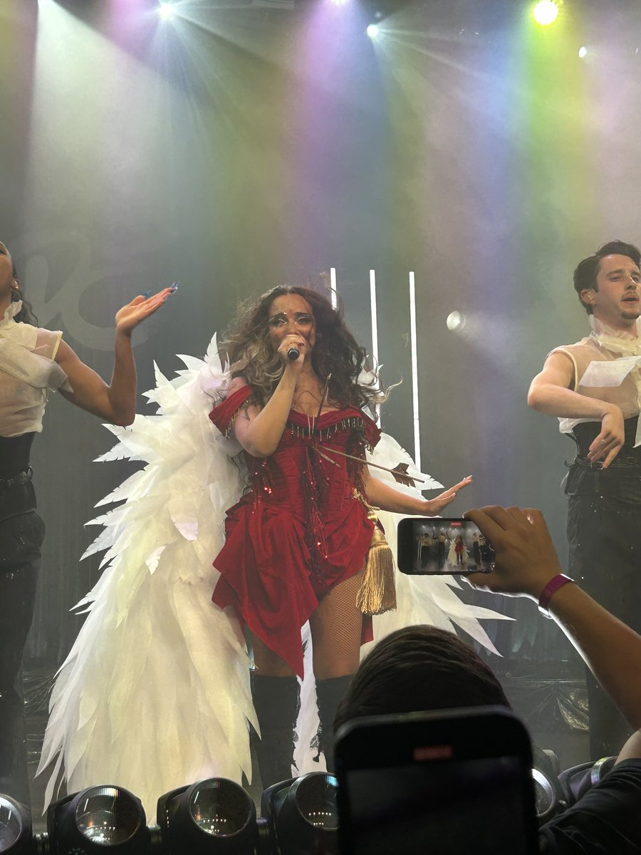 steadygl0w's tweet photo. jade last night was a dream…the show was incredible 😭 i’ve been waiting for this moment for 13 years 🥹 https://t.co/YiQfBfQHev