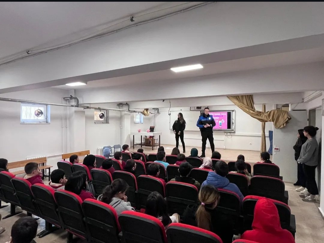 Beykoz İlçe Emniyet Müdürlüğü Toplum Destekli Polislik Büro Amirliği tarafından, idaremiz bünyesinde bulunan Ferda ve Turan Takmaz Ortaokulu’nda öğrencilerimize yönelik bilgilendirme semineri düzenlendi.

<a href="/SevcenurOzcan/">Sevcenur Özcan</a>