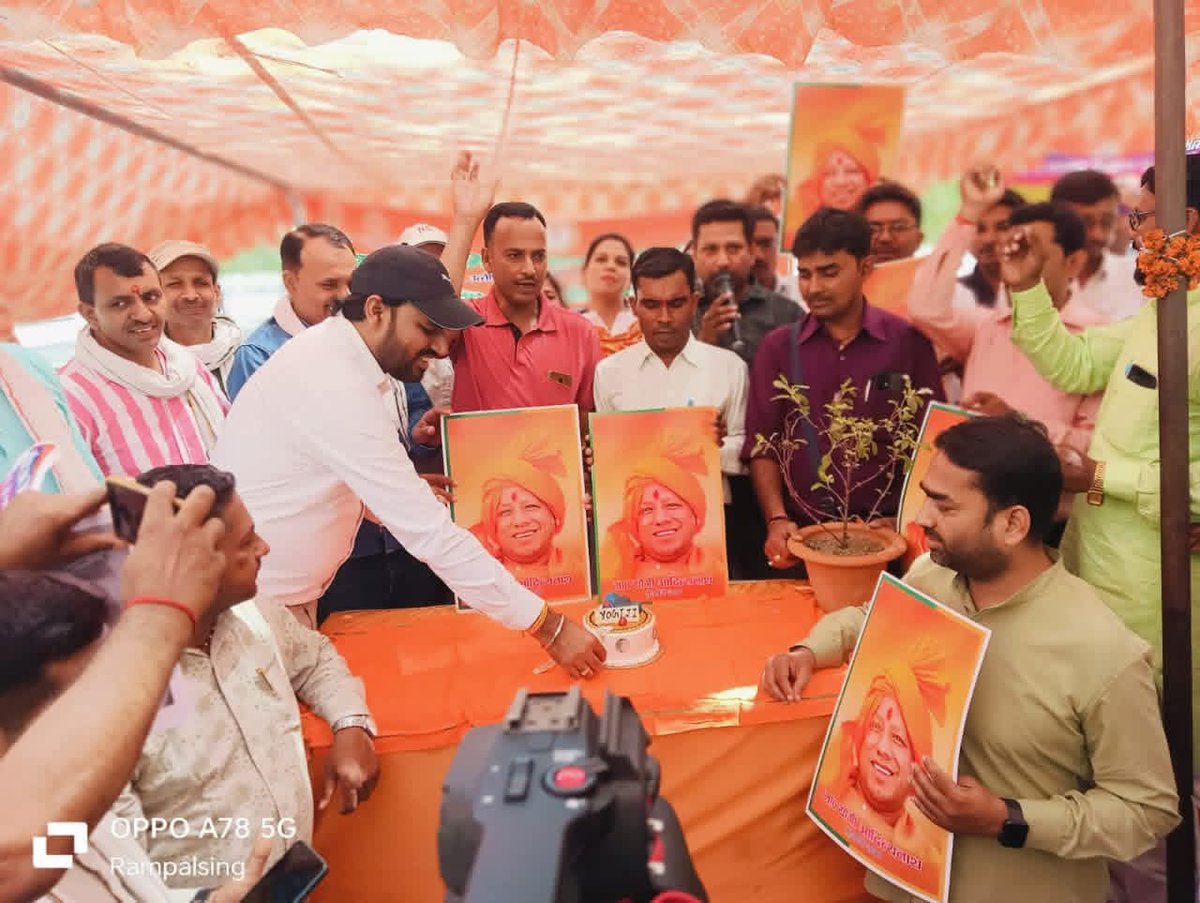 मा. मुख्यमंत्री जी आपके द्वारा हम सभी शिक्षामित्रों के  मानदेय में 8000 रुपये की बढ़ोत्तरी करके मानदेय 18000 प्रतिमाह करने  के लिए शिक्षक/शिक्षामित्र उत्थान समिति उ.प्र. संगठन के सभी टेट/सीटेट उत्तीर्ण  शिक्षामित्रों की तरफ से आपका बहुत-बहुत धन्यवाद🙏🏻
गुड्डू सिंह
<a href="/myogiadityanath/">Yogi Adityanath</a>