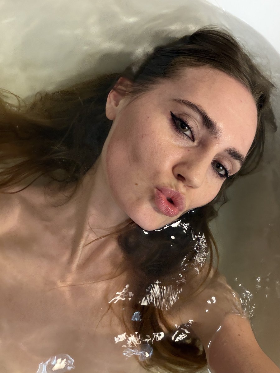 малышка на миллиард tweet media