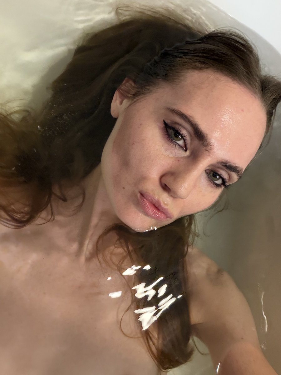 малышка на миллиард tweet media