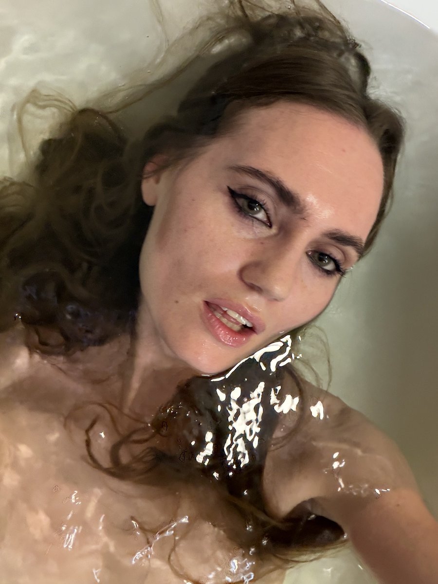 малышка на миллиард tweet media