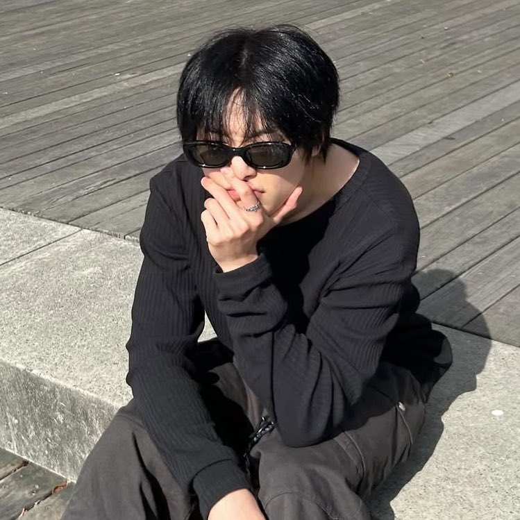 0208narum's tweet image. jeongin would wear the simplest outfit ever and look cool asf in it he’s such a fashion icon