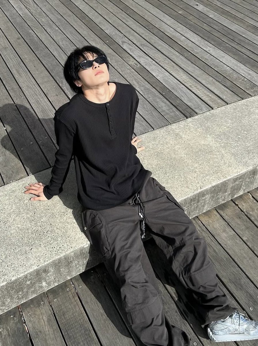 0208narum's tweet image. jeongin would wear the simplest outfit ever and look cool asf in it he’s such a fashion icon