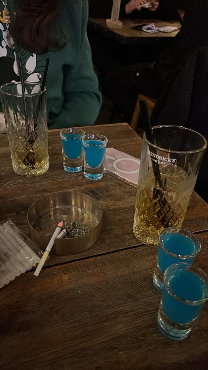 uitwaien's tweet photo. bu içkilere alkol koymuyorlar mı abi kaç tane içmek gerekiyor ben anlamadım https://t.co/X3MWEEUkbm