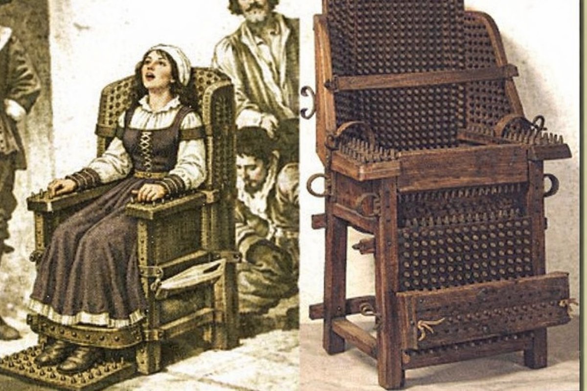 Dario_Madrid_F's tweet photo. Les voy a contar de nuevo por qué la Inquisición no utilizó instrumentos de tortura como la llamada silla inquisitorial, el aplastacabezas, el aplastadedos, la doncella de hierro ni otras máquinas destinadas a aplastar, mutilar o desangrar al acusado.

La tortura en la Inquisición española se utilizó con escasa frecuencia y como medio para obtener confesiones, no para causar la muerte. Los inquisidores eran conscientes de que una confesión bajo coacción podía no ser fiable, por lo que su aplicación estaba sujeta a normas. Además, la tortura no fue exclusiva de este tribunal, sino un recurso común en los sistemas judiciales europeos hasta el siglo XVIII.

La Inquisición empleó tres métodos principales de tormento, todos ellos documentados en los propios registros del tribunal. El primero era la garrucha, que consistía en suspender al acusado mediante una cuerda atada a las muñecas, elevándolo en el aire. En ocasiones se añadían pequeños pesos en los pies para aumentar la tensión en los brazos y hombros. El acusado era alzado y descendido de forma controlada, lo que provocaba un dolor intenso, pero se vigilaba que no se produjeran lesiones irreversibles.

El segundo método era la toca de agua. El acusado era colocado sobre un bastidor inclinado, inmovilizado, y se le introducía un paño en la boca. A continuación, se vertía agua lentamente sobre el paño, lo que producía una fuerte sensación de asfixia sin causar ahogamiento real si se aplicaba conforme a las normas. La intensidad dependía de la cantidad de agua empleada y del número de veces que se repetía el procedimiento.

El tercer método era el potro, también conocido como tormento de cordeles. En este caso, el acusado era atado a un bastidor y el verdugo enrollaba cuerdas alrededor de brazos y piernas, apretándolas progresivamente mediante vueltas de mancuerda. Este sistema comprimía los músculos y tendones, generando dolor, pero no consistía en estirar el cuerpo hasta descoyuntarlo, como suele representarse de forma exagerada en el imaginario popular. Estos tres procedimientos constituían los únicos métodos de tormento autorizados y su aplicación estaba regulada y supervisada por el propio tribunal.

El objetivo era obtener una confesión, no provocar lesiones irreversibles. El tormento se suspendía si el acusado corría peligro o si confesaba, y las sesiones solían durar alrededor de una hora. Además, la confesión debía ratificarse posteriormente sin tortura para tener validez jurídica, pudiendo el acusado retractarse.

Si el acusado no confesaba, no podía ser condenado únicamente por indicios. Todo ello está documentado, ya que los inquisidores levantaban acta detallada de los tormentos, y la mayoría de esos registros se conservan en los archivos históricos.