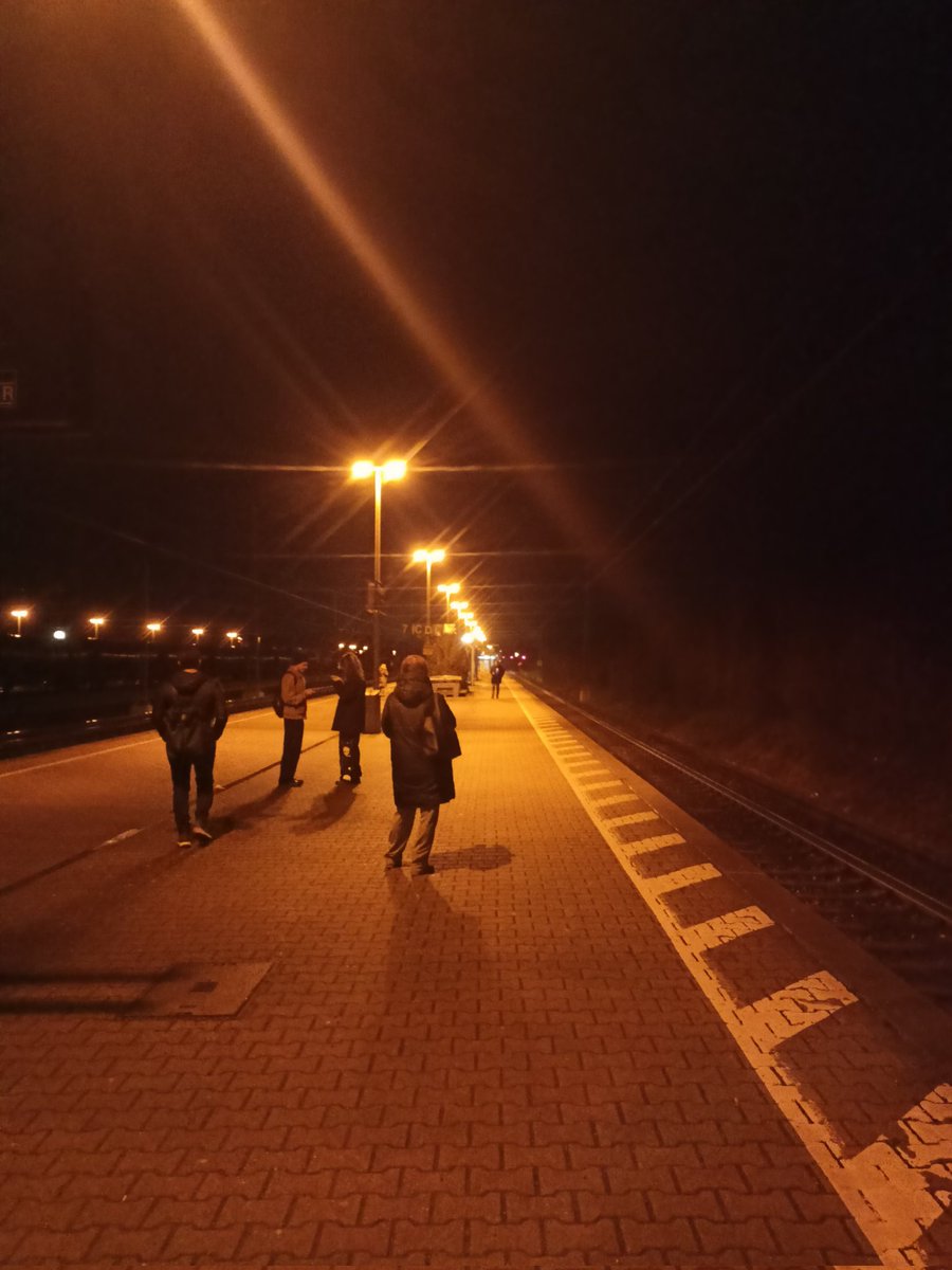 JoGoebel's tweet photo. Zug hat in #Stuttgart leicht Verspätung bei der Abfahrt, #Mühlacker und #Pforzheim werden wegen Bauarbeiten aktuell nicht angefahren, #MEX17 soll am anderen Gleis dafür warten.
Wir kommen an, steigen aus, der MEX17 fährt ab, gut 50 Leute stehen jetzt 25 Minuten in der Kälte @bwegtBW. Alle regen sich auf, ganz mieser Move vom Zugführer! #ÖPNV #SWEG