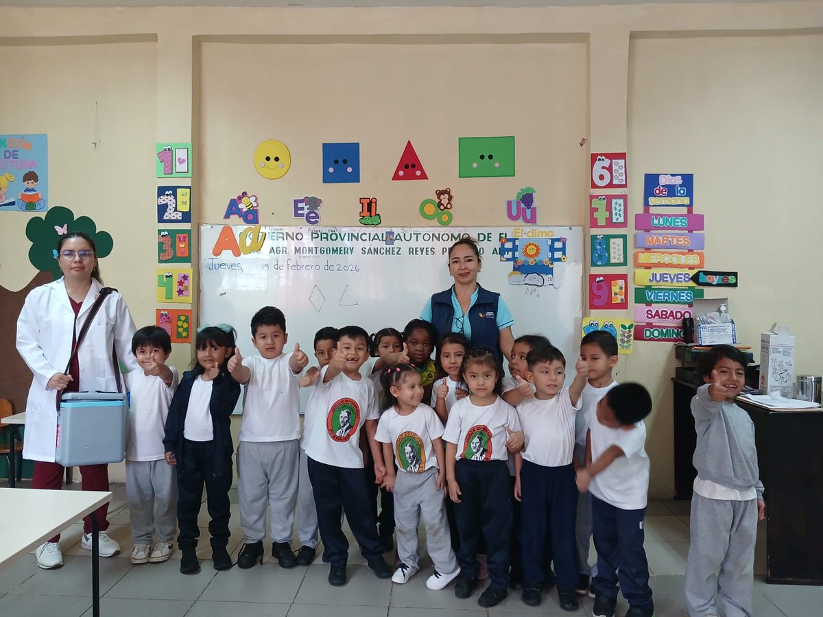 Salud_Loja's tweet photo. El Centro de Salud Portovelo aplica las vacunas 💉contra el sarampión en la Escuela de Educación Básica John Dewey y en el CDI Rayitos de Oro.

Con estas acciones reforzamos los esquemas de inmunización y protegemos la salud de los más pequeños en territorio.👧👶💙 https://t.co/aww95RdJkz