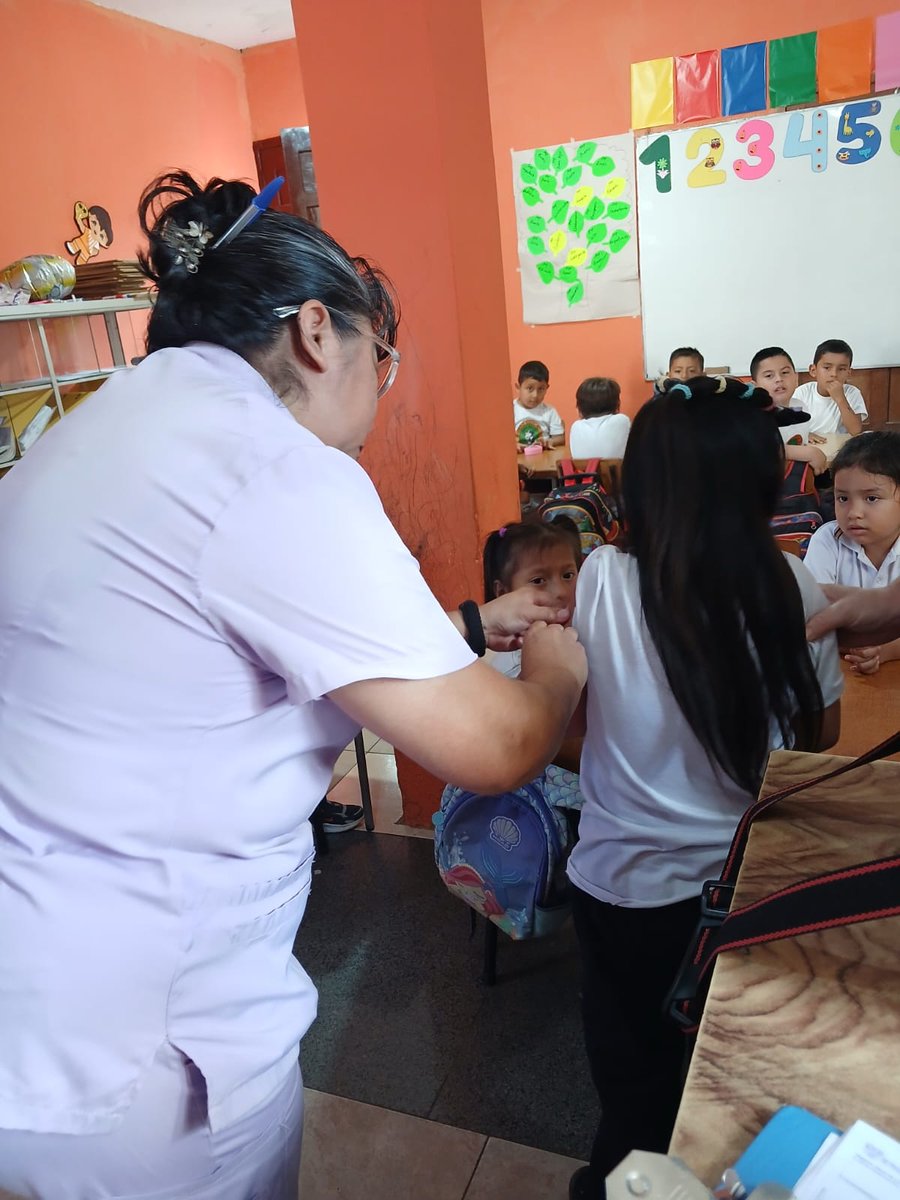 Salud_Loja's tweet photo. El Centro de Salud Portovelo aplica las vacunas 💉contra el sarampión en la Escuela de Educación Básica John Dewey y en el CDI Rayitos de Oro.

Con estas acciones reforzamos los esquemas de inmunización y protegemos la salud de los más pequeños en territorio.👧👶💙 https://t.co/aww95RdJkz