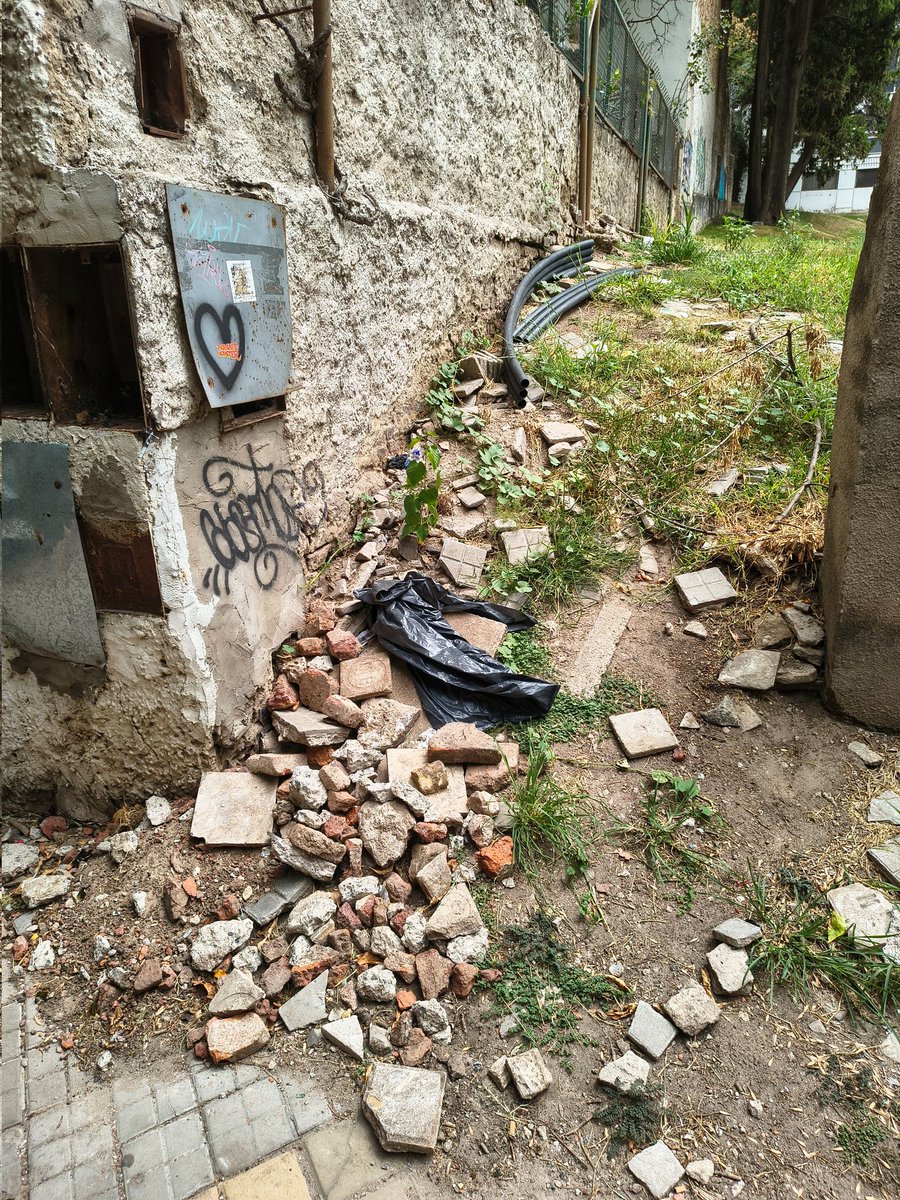 Escombros y restos de otros trabajos en calle Alem al 900, sobre la plaza entre el Bar VIP y el Club Rosarino de Pelota.
Un año reclamando, ni Higiene Urbana ni Parques y Paseos se hacen cargo. <a href="/AmbienteyEP/">Secretaría de Ambiente y Espacio Público</a> <a href="/RosarioResponde/">Rosario Responde</a> <a href="/CMDCentro/">Distrito Centro</a> <a href="/MuniRosario/">Municipalidad de Rosario</a>