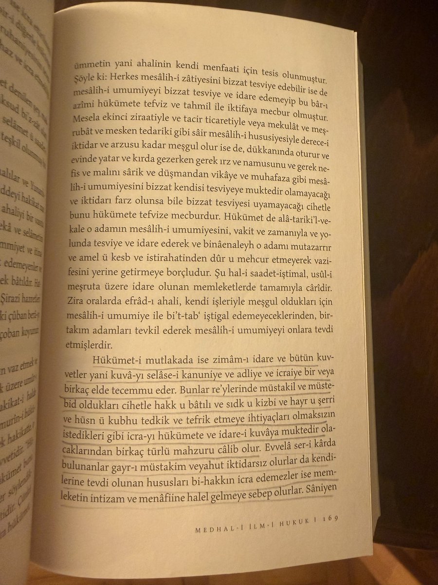 Türkçenin ilk “Hukuka Giriş” (Medhal-i İlm-i Hukuk) kitabını okuyorum. 

Münif Paşa’nın 1880’de yazdığı eserde tüm yetkiyi bir kişiye verirseniz bu, memleketin felaketi olur diyor.

Osmanlılar için kaleme alınan satırlar bugüne de sesleniyor:

“Mutlak yönetimde idarenin dizgini