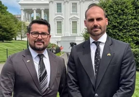 Mas teve alienado que acreditou nesses dois palhaços.