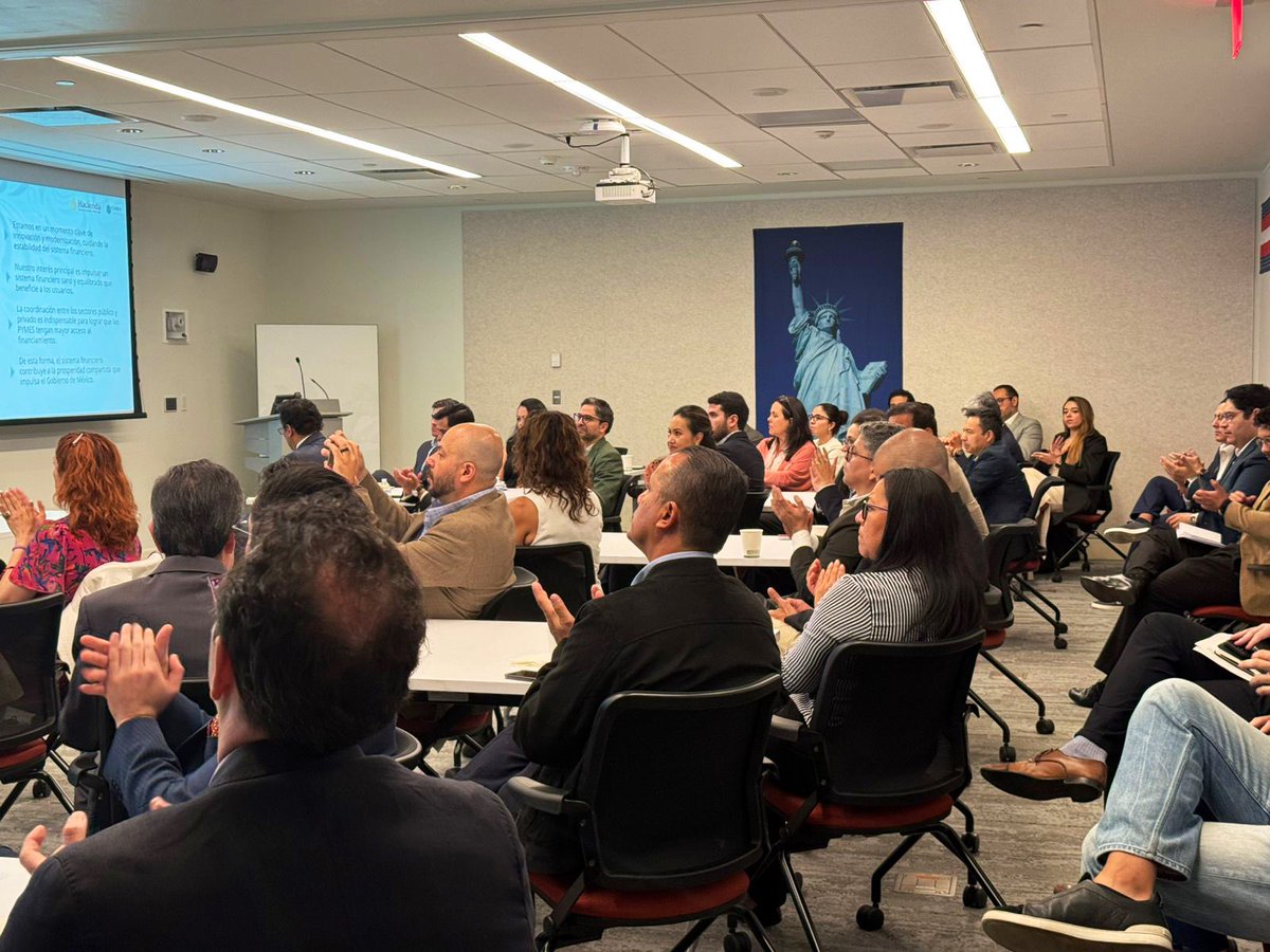 cnbvmx's tweet photo. El presidente de la #CNBV, Ángel Cabrera, participó en un diálogo con @AmChamMexico y @uscsMexico en la @USEmbassyMEX.

Agradecemos la invitación. Estos espacios de interlocución con el sector privado fortalecen la confianza y certidumbre en el sistema financiero mexicano. https://t.co/l5fKcr8OZc