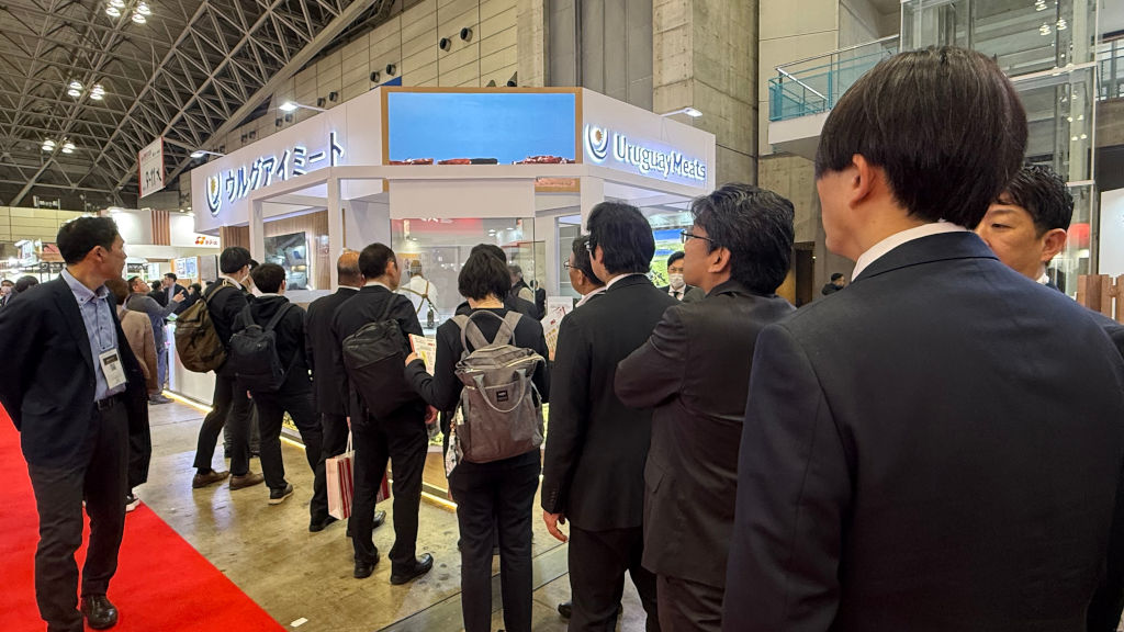 INAC_Uruguay's tweet photo. @UruguayMeats participó con gran éxito en la Supermarket Trade Show 2026 de Tokio, una de las ferias de alimentos más relevantes de Japón.
La feria reúne a aproximadamente 80 mil profesionales del sector minorista #carneuruguaya https://t.co/cEZbiOqGZ2 https://t.co/WGOkYEZamb