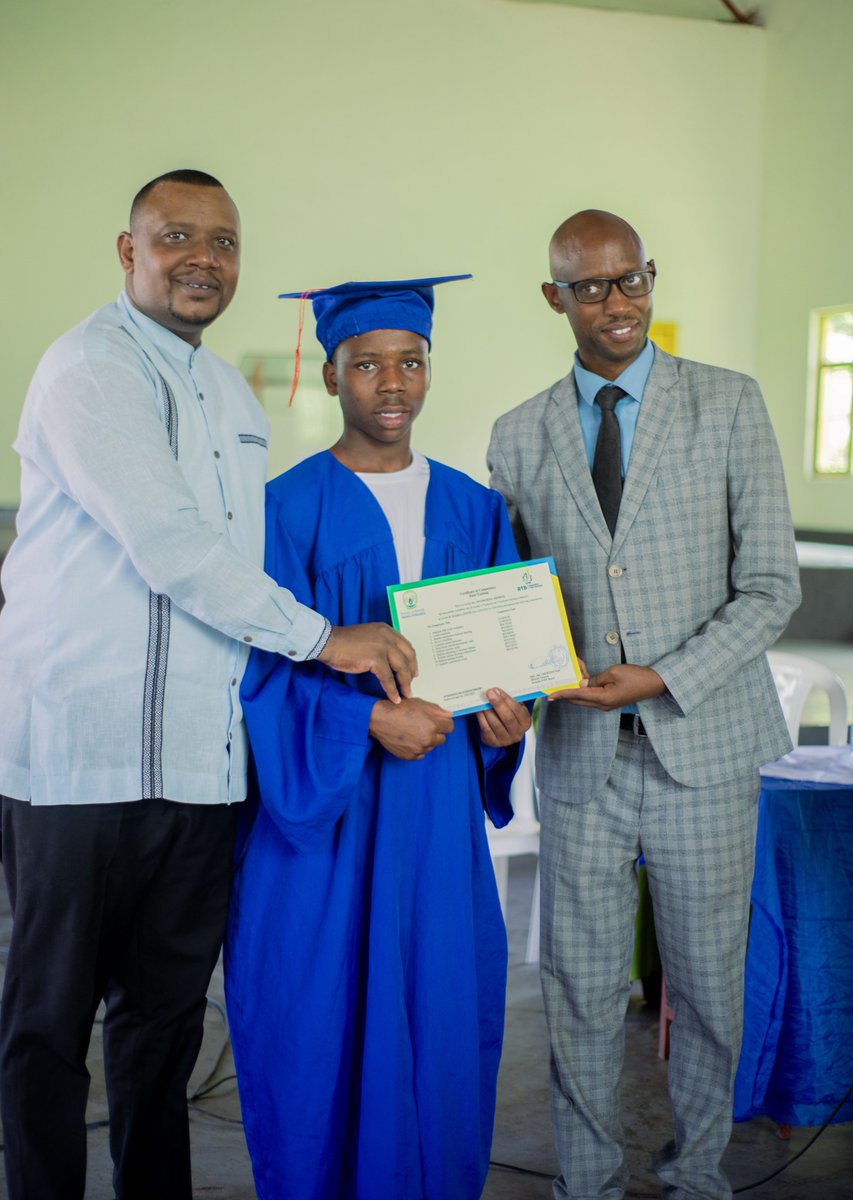 Apade1987's tweet photo. Graduation y'abize kuri APADE short course ya Construction https://t.co/96HGPSoY1d