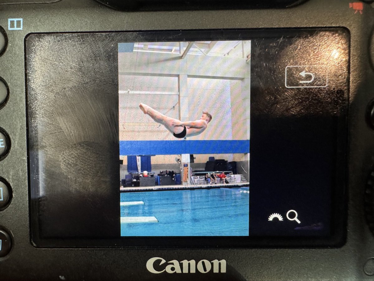 StXTigerSwim's tweet image. A live look in on the St X divers!!! #ChipsCam