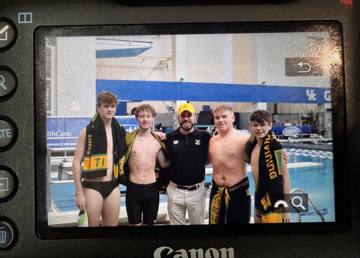 StXTigerSwim's tweet image. A live look in on the St X divers!!! #ChipsCam