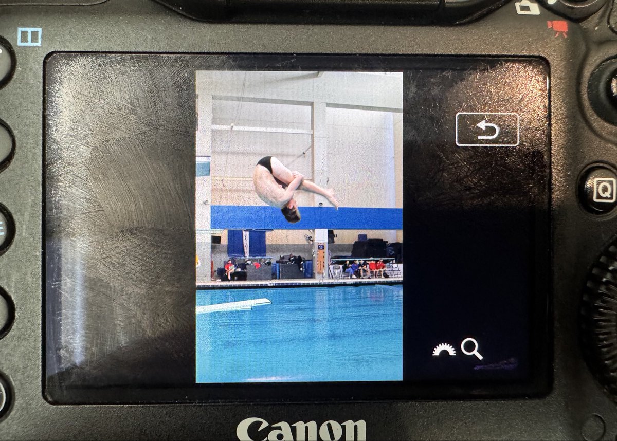 StXTigerSwim's tweet image. A live look in on the St X divers!!! #ChipsCam