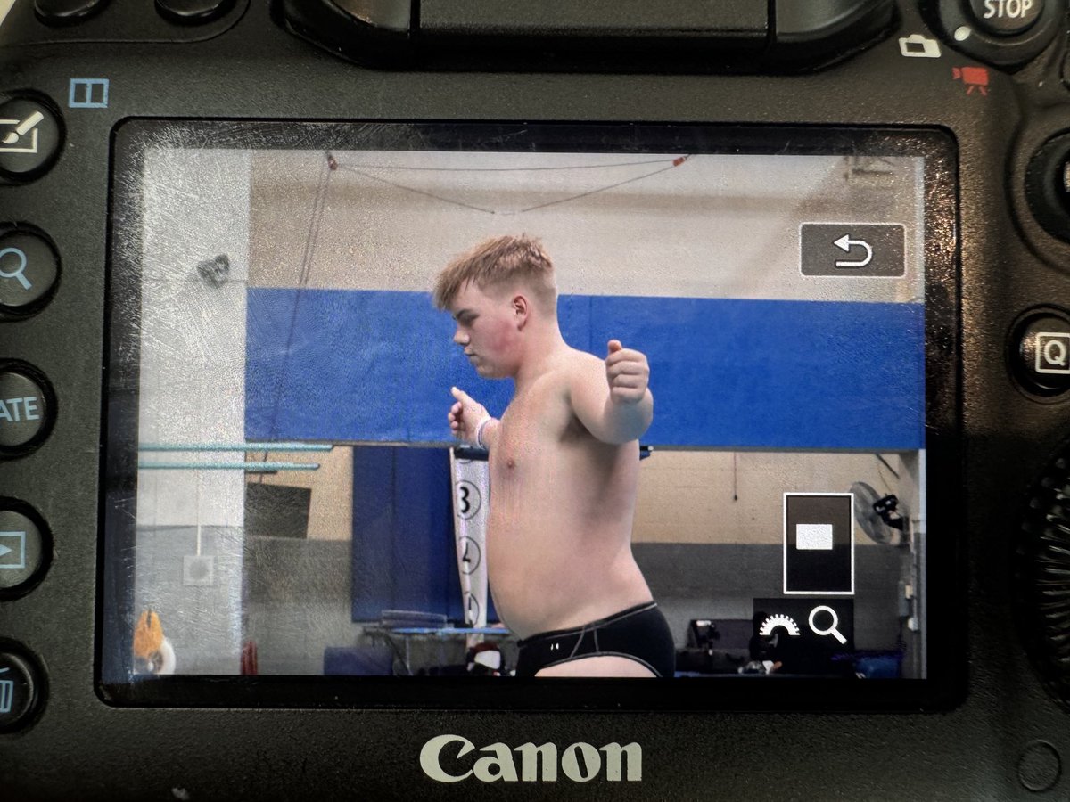 StXTigerSwim's tweet image. A live look in on the St X divers!!! #ChipsCam