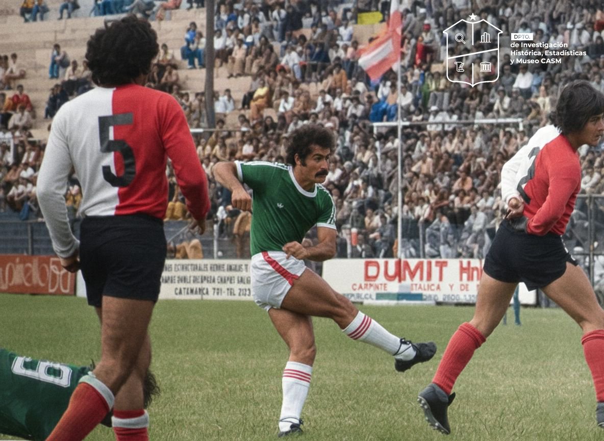 #FotosHistóricas 

➡️Marangoni, bate incuestionablemente a Barcellona. Este fue el gol de San Martín en su cotejo con #SportivoGuzmán, con quien empató 1a1 por la 2° fecha del Torneo Anual '79. El goleador hizo su reaparición en el conjunto Santo, cumpliendo destacada actuación.