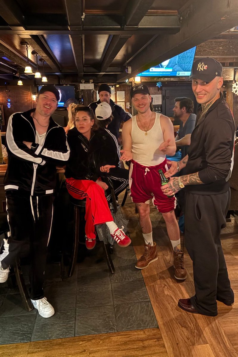 alexcalvertfan_'s tweet image. A Alex como amo esse seu sorriso e o bigodinho 🥺😍⭐
#alexcalvert #SPNFamily #canada #friends