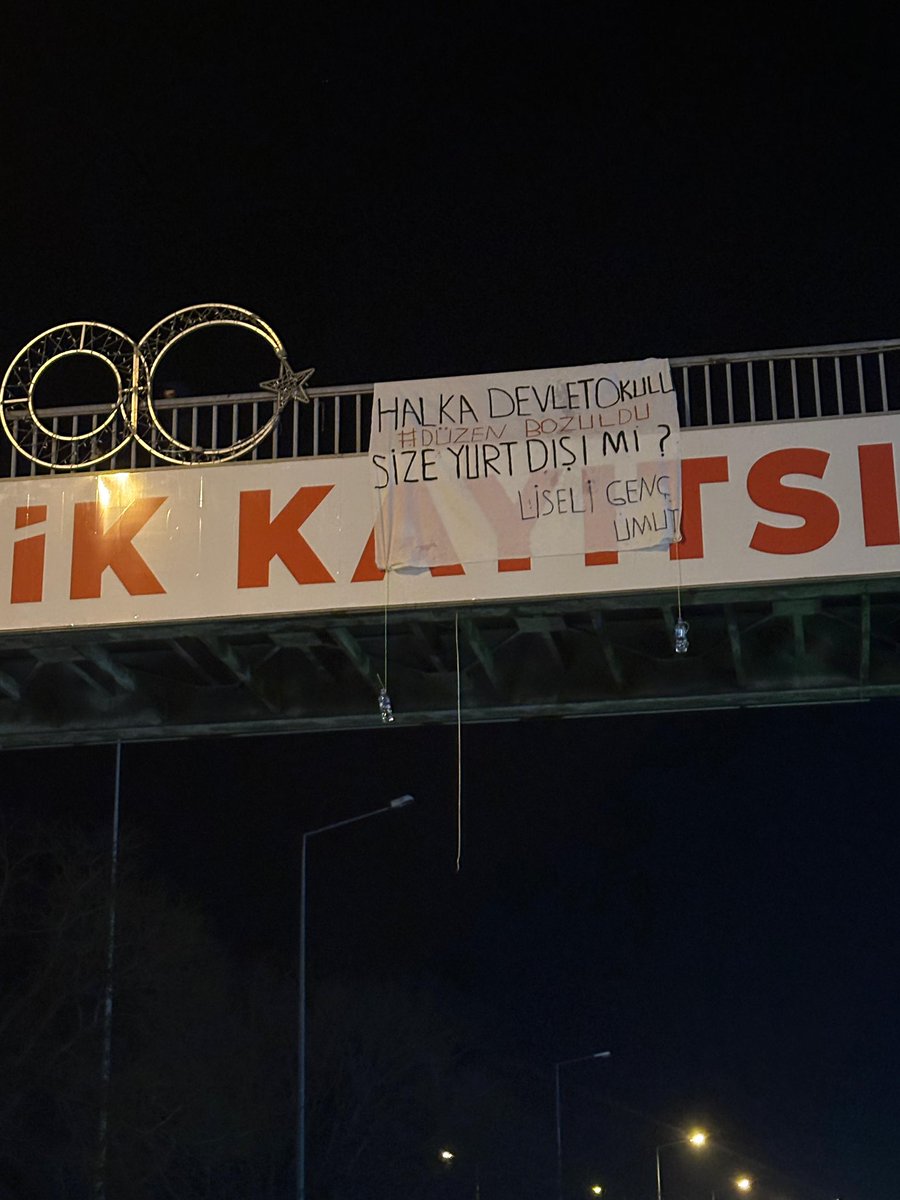 hopagencumut's tweet photo. Devlet okullarına olan güveni, kendi kızını yurt dışına göndererek gösterdi.
Halka eksikleri tamamlanmayan devlet okulu; yukarıdakilere özel Avrupa mı?
#yusuftekini̇stifa #hopaliseligencumut #liseligenclik #liseliler https://t.co/RCc3AD0w2v