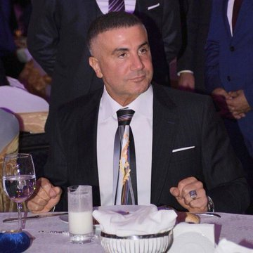 Sedat Peker, <a href="/sedat_peker/">Sedat Peker</a> Kayseri’de görevli bir astsubayın 3,5 yaşındaki oğlu Ömer’in kök hücre tedavisi için başlatılan kampanyaya, kızları Lina ve Mila adına 1.500.000 TL bağışta bulundu.