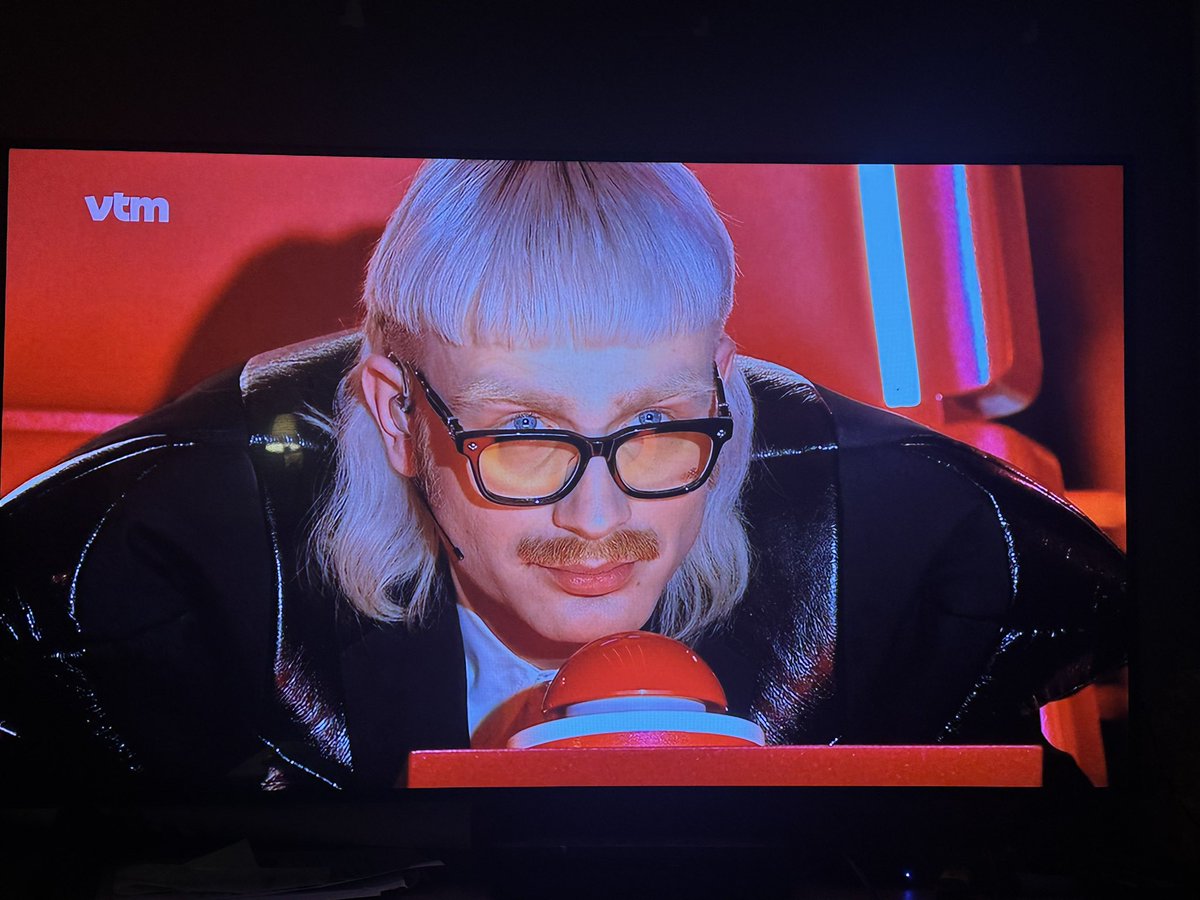 Watching the voice rn but HOLY jumpscare jezus