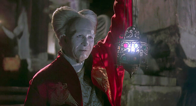 cronicasdeckard's tweet photo. Curiosidades de cine: ¿Sabíais que Drácula está interpretado por Gary Oldman? Y además le maquillaban para parecer más viejo, y a veces le ponían gafas. Ahí lo lleváis https://t.co/ydQcnIRhde