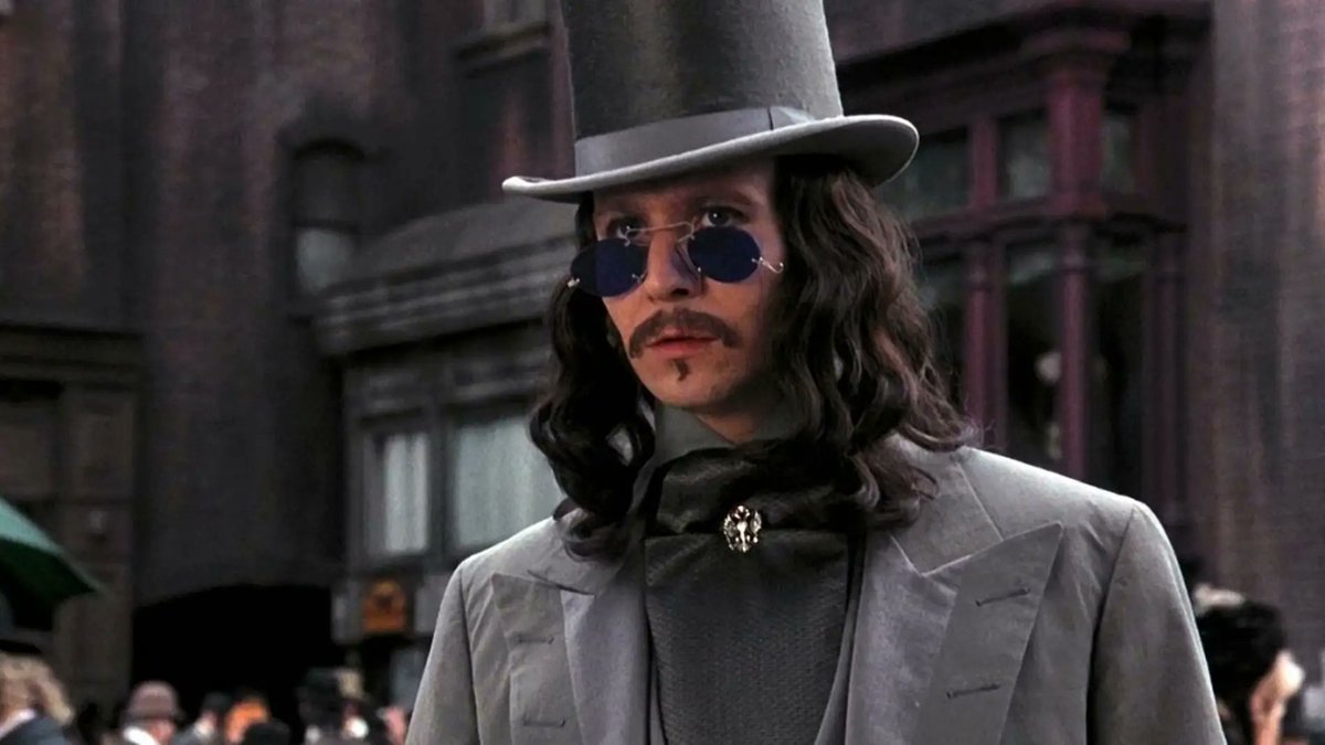 cronicasdeckard's tweet photo. Curiosidades de cine: ¿Sabíais que Drácula está interpretado por Gary Oldman? Y además le maquillaban para parecer más viejo, y a veces le ponían gafas. Ahí lo lleváis https://t.co/ydQcnIRhde