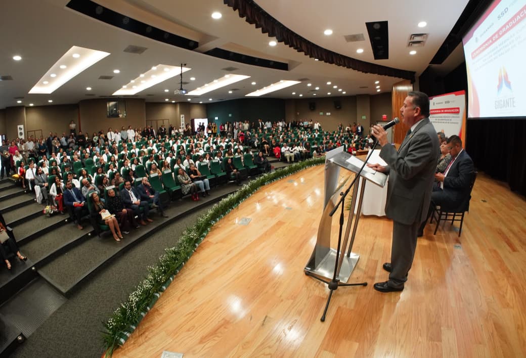 Hoy, se llevó a cabo la Ceremonia de Clausura de Especialidades y Subespecialidades Médicas cursadas en los hospitales de los Servicios de Salud. 
Reconocemos el esfuerzo y dedicación de los médicos que trabajan en beneficio de los duranguenses. 
¡Enhorabuena!